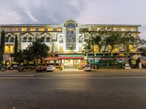 OYO 4448 Hotel Suresh Plaza