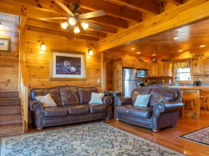 2 King Bedroom Cabin! 2 Jacuzzi Bath! Stunning Mtn View! Hot Tub! Game Room!