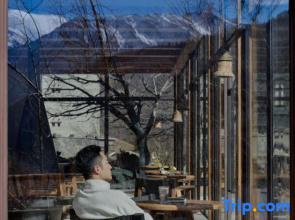 Siguniang Mountain Yangwangxingkong Snow Mountain Hotel[The best spot to view snow-capped mountains]