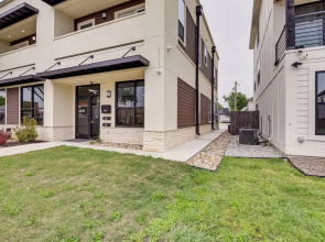 Steps to TCU Campus: Modern Fort Worth Apt