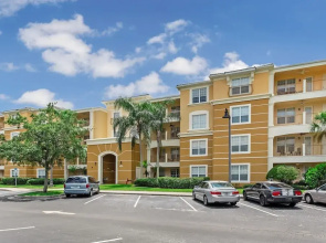Vero`s Gem Deluxe 3 Bedroom Condo by RedAwning