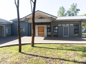 Upmarket 4 bed Chisipite House 2193