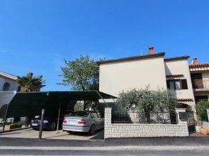 Apartments Adri, Parking in the yard