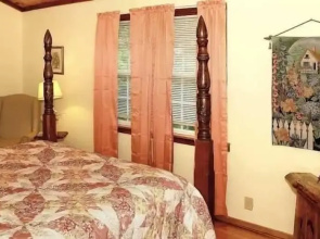 Country - 2 Bedrooms, 1 Baths, Sleeps 6 Cabin by RedAwning