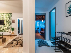 Jungle Apartment 15 Min Walk to Beach & Downtown