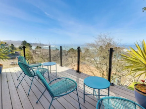 Scenic Depoe Bay Townhome w/ Deck < 1 Mi to Parks!