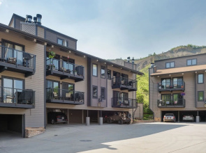 Snowmass 2BR Getaway Pool, Hot Tub & Ski Access - D2 by RedAwning