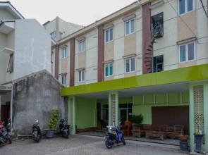 RedDoorz Plus Syariah near Laweyan Solo