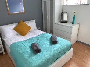 Arena Central - 6 Beds 2 Bathrooms Parking Space