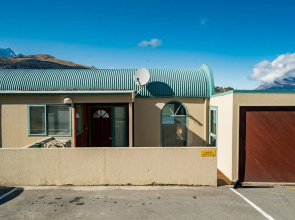 Lakefront Living At Remarkables - West