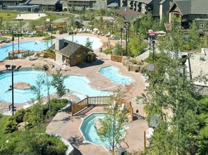 FULLY RENOVATED 3-Br home | TRUE Ski In/Out | Free access to Pools & Hot tubs