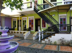 Purple Fountain Inn & Hostel