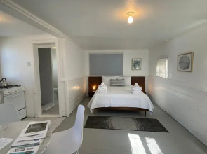 Bungalow 8 - 1br, Waterfront