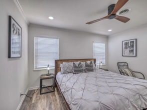 Stunning Home 3 min to Main With Hot tub and Firepit!