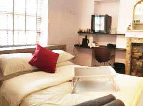 Turner - En-suite Room in Canalside Guesthouse