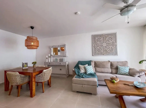 Luxury 2 bed Condo Just Steps From the Beach