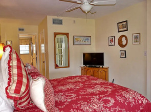 Island-style Condo With Pool, spa and Steps to Beach