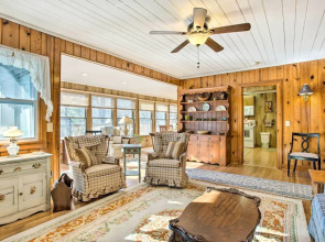 Dog-friendly Hendersonville Cabin: Deck & Views