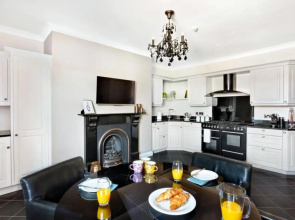 Central Harrogate townhouse apartment with parking
