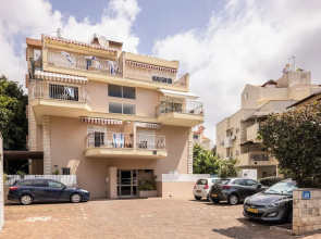 Homey Kiryat Haim Apt by Sea N Rent