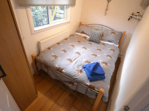 2-bed Cabin Sleeps 4 -small Pets Ok -free Parking