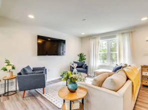 5 Mi to Lake: Modern Tobyhanna Retreat!