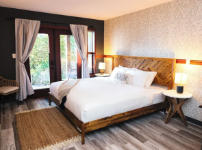 Tofino Oceanfront Hotel Suite 2