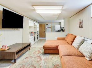Pet-friendly Abode, 2 Mi to Dtwn Evanston!