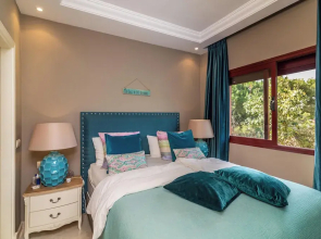 Luxury 2-bed Apartment Elviria - Pool, Sauna & gym