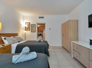 Lovely Studio/bath, Hallandale Beach, Walk to the Beach! Pool & Free Parking!