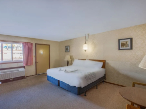 Love Hotels Tomahawk by OYO at Lake Mohawksin WI