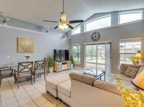 Lovely Florida Retreat w/ Lanai: 5 Mi to Riverwalk