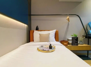 Elegant 2BR Loft Garden Villa at Collins Boulevard Apartment