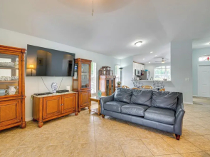 4 Mi to Beaches: Fort Myers Escape w/ Patio