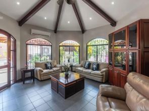 Elegant House 3-bed/2-bath With Large BBQ Patio