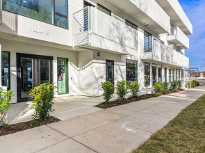 Illume Sleek Central Hideaway Poolside Patio 1 Bedroom Condo