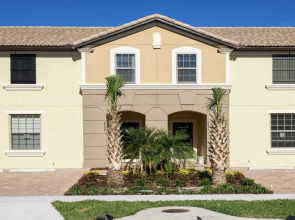 Cozy 4BR Town Home With Pool Close to Disney