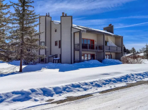 Summit View 2 Br condo by RedAwning