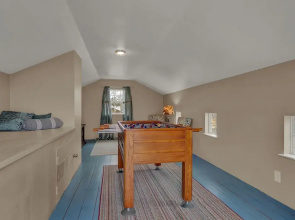 Charming Cottage-hot Tub and Grill-3 min to Main!
