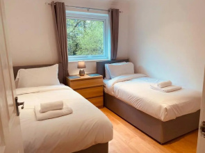 Ty Cerrig - Comfy House with Parking for Multiple Vehicles and Great Transport Links