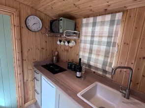 Shepherds Hut With Hot Tub