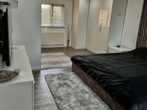Penthouse Style 2 Bedroom House With Hot-tub