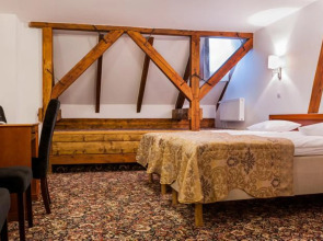 Отель Three Crowns Residents