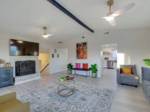 'the Maharaja Retreat' w/ Hot Tub & EV Charger!