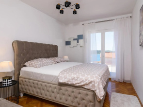 House with a sea view with private parking - Okrug Gornji