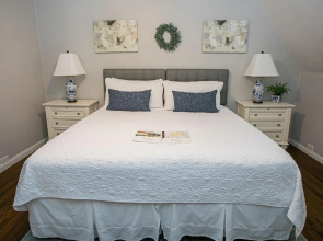 Hummingbird Estate Wine & Suites