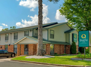 Quality Inn Lee - Lenox South