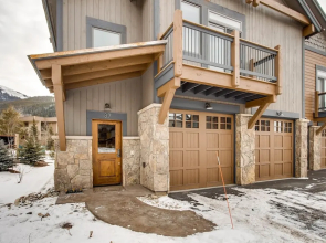 New 3bdr Luxury -fireplace,on-site Parking,kids Ski Free 3 Bedroom Townhouse by RedAwning