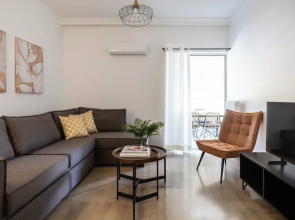 Stylish 1BR Retreat Near Alimos Beach Tram