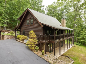 Wolf Den 4 Bedroom Cabin by RedAwning